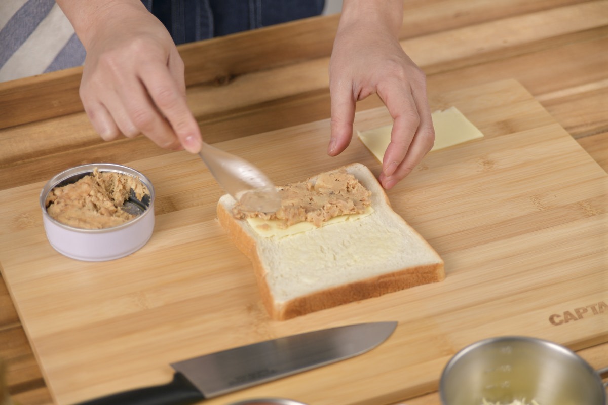 ホットサンドメーカー レシピ チキンマヨ&キャロットラペ - K&K CAN Pの達人 ホットサンドの具 チキンマヨネーズ味を乗せる
