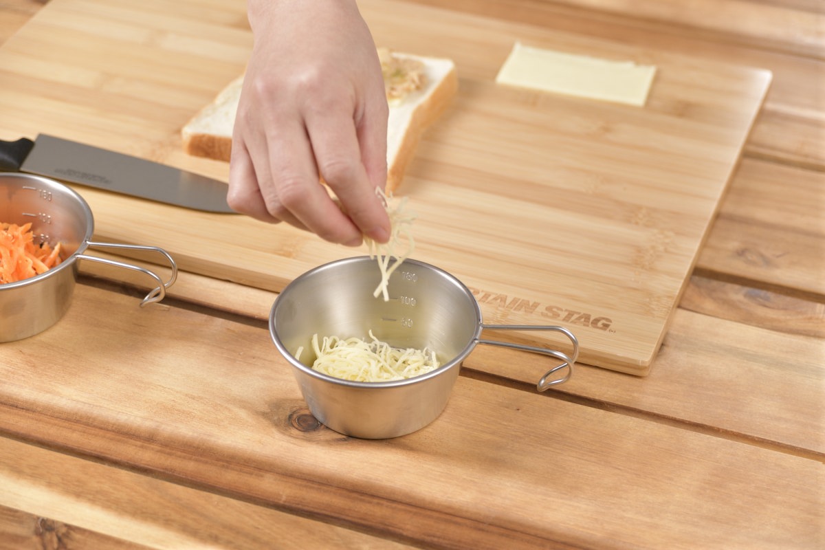 ホットサンドメーカー レシピ チキンマヨ&キャロットラペ - ピザ用チーズを乗せる