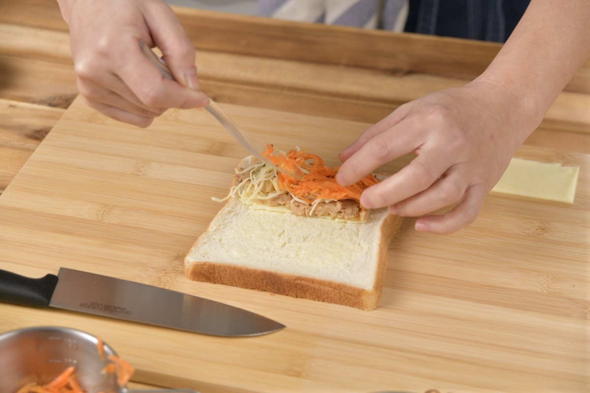 ホットサンドメーカー レシピ チキンマヨ&キャロットラペ - キャロットラペを乗せる